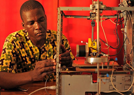 KODJO AFATE GNIKOU, O GEÓGRAFO DO TOGO QUE CONSTRUIU UMA IMPRESSORA 3D A PARTIR DE LIXO ELETRÔNICO