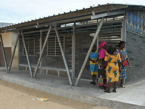 CÔTE D’IVOIRE: SALAS DE AULA CONSTRUIDAS COM PLÁSTICO CEM-POR-CENTO RECICLADO