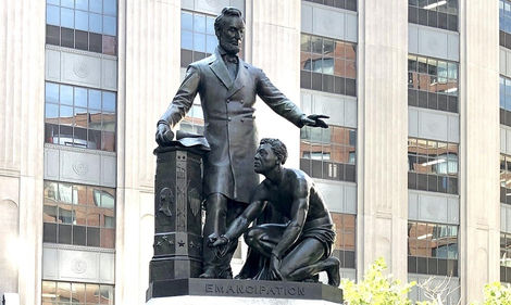 APÓS MAIS DE 140 ANOS, ESTÁTUA DE EX-PRESIDENTE NORTE-AMERICANO COM HOMEM NEGRO AJOELHADO É REMOVIDO
