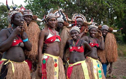 OS BIJAGÓS DA GUINÉ-BISSAU ONDE AS MULHERES LIDERAM, GOVERNAM E ESCOLHEM TÍPICAMENTE OS MARIDOS