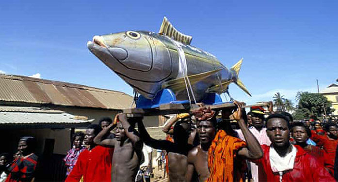OS "DIVERTIDOS" FUNERAIS QUE OS AFRICANOS FAZEM PARA VER OS MORTOS EM GRANDE ESTILO