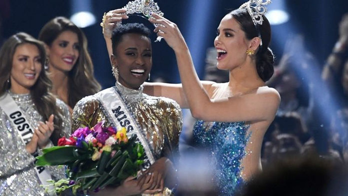 SUL-AFRICANA IMPÕE SEU CABELO NATURAL CRESPO E GANHA COROA DE “MISS UNIVERSO”