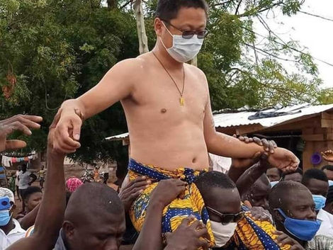 UM CHINÊS É NOMEADO CHEFE COM O TÍTULO TRADICIONAL “NKOSUOHENE” NO GANA