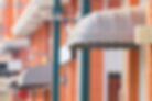 Un auvent sur un mur en brique orange