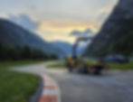 M&S Abschleppdienst aus Zell am See hebt Sportwagen ( Porsche ) nach Panne auf der Rennstrecke mit dem Kran auf den Abschleppwagen - Pannenhilfe, Abschleppdienst, Fahrzeugtransport in Pinzgau, Pongau und Tirol.