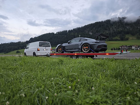 M&S Abschleppdienst aus Zell am See beim Überführen eines Sportwagen per Anhänger - Fahrzeugüberstellungen, Rückführungen und Autotransporte in ganz Österreich, Deutschland und darüber hinaus.