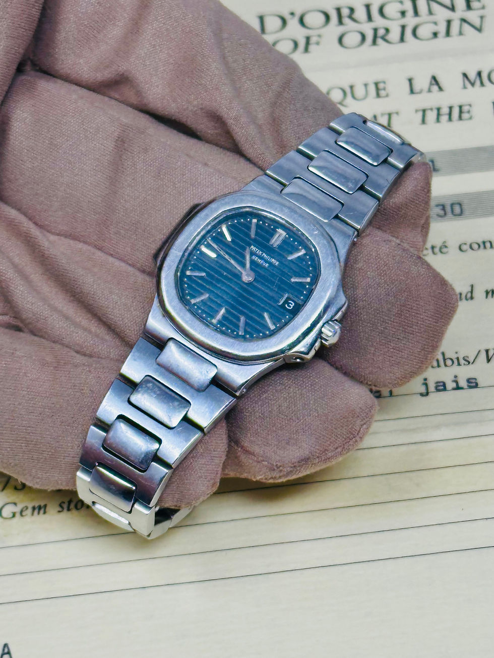 Thumbnail: atek Philippe Nautilus 4700 Blue Dial Stainless Steel Unpolished Box & Papers