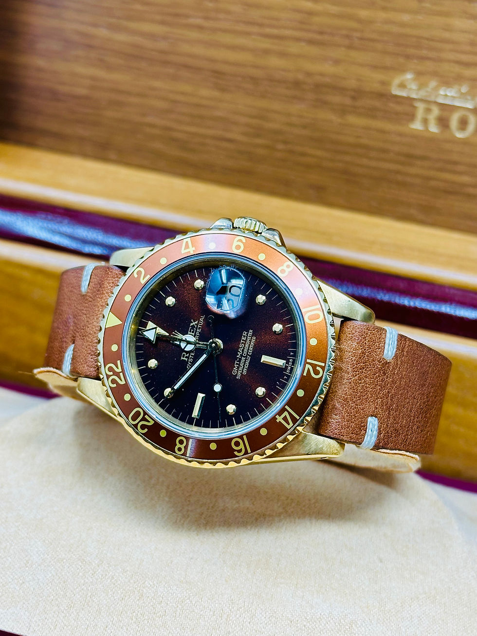 Thumbnail: Rolex GMT- Master 16758 Yellow Gold Rare Oxblood Nipple Dial