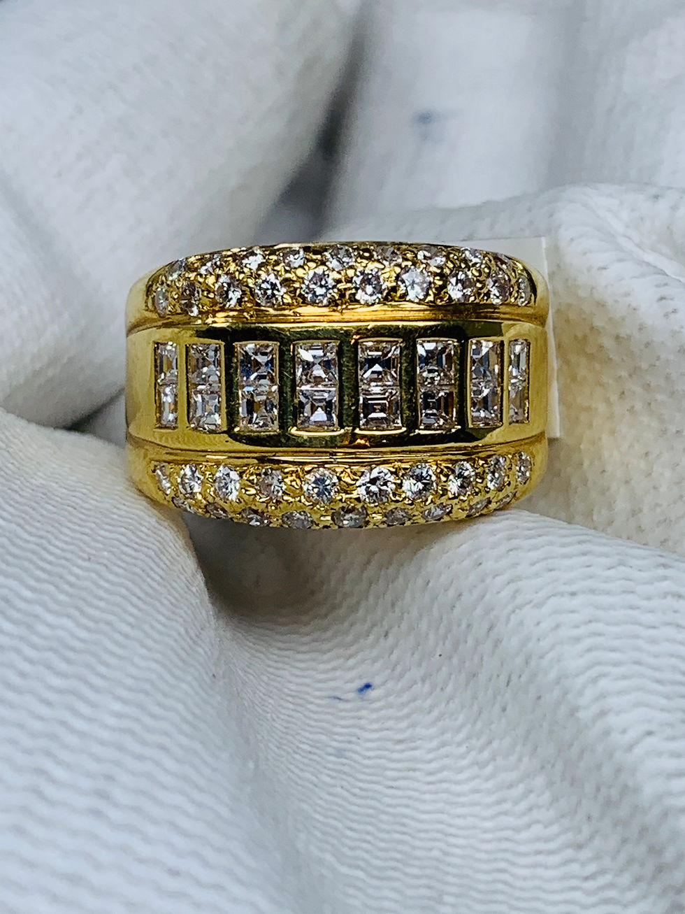 18K Yellow Gold Round & Baguette Cut Diamond Ring *Top Quality*