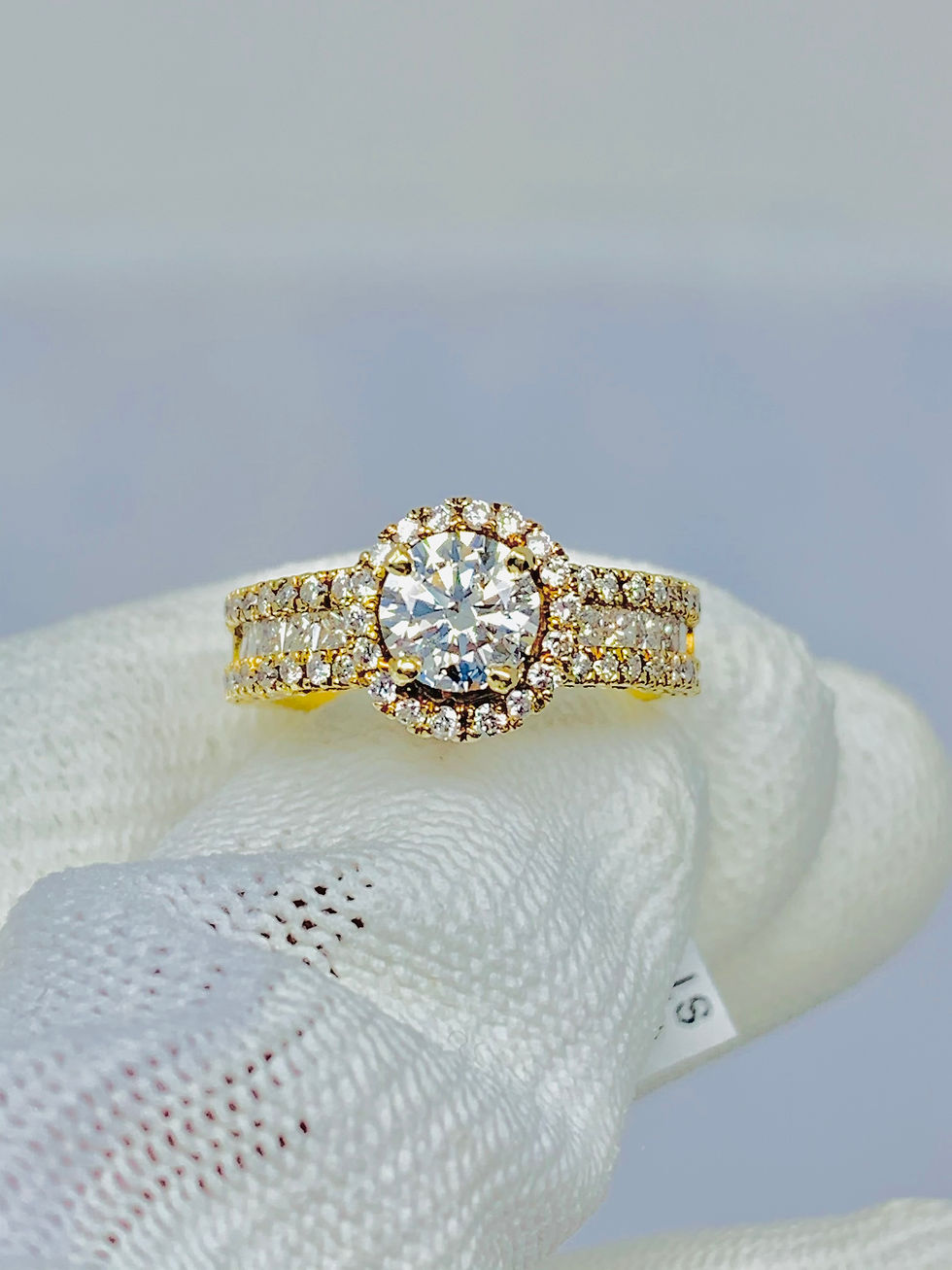 18K Yellow Gold 1CT Round Brilliant Diamond on Princess & Round Cut Diamonds
