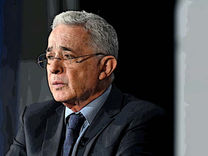Con los crespos hechos: así quedó la defensa de Uribe después de que se ordenara reanudar el juicio
