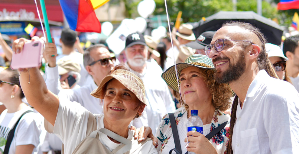 El representante a la Cámara por Antioquia, Daniel Carvalho, marchó en Medellín. Fuente: X/Twitter