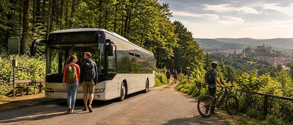 Bushaltestelle im Wald, Wanderer und 1 Bikefahrer rechts