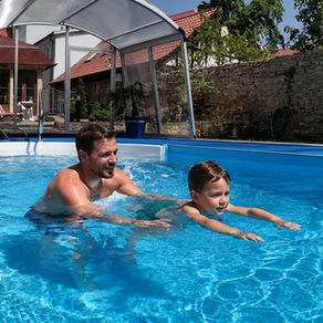 Ferienwohnungen mit Pool in Mühlhausen, Vater und Sohn üben schwimmen