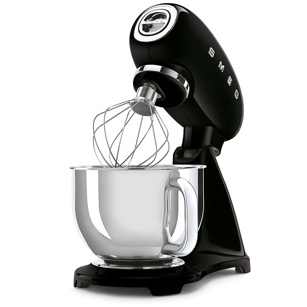 Schwarze Smeg Küchemaschine mit Edelstahlschüssel, von vorne mit Schneebesen