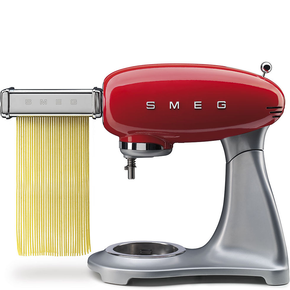 Pastaaufsatz im Einsatz, montiert an rote Küchenmaschine von SMEG  und rollt Nudeln