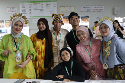 Picture 5. Excited moment when all of the delegates join the Maumere dance (left), IFSA LC from Indonesian delegates wear traditional clothes from each province (right).