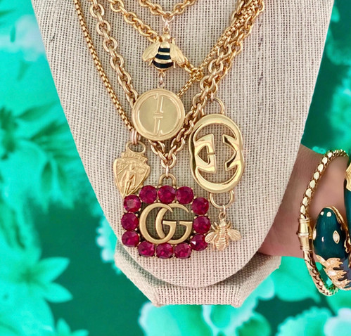 アクセサリー Gucci Old Crest Charm Necklace Gold Gucci crest pendant - Gem