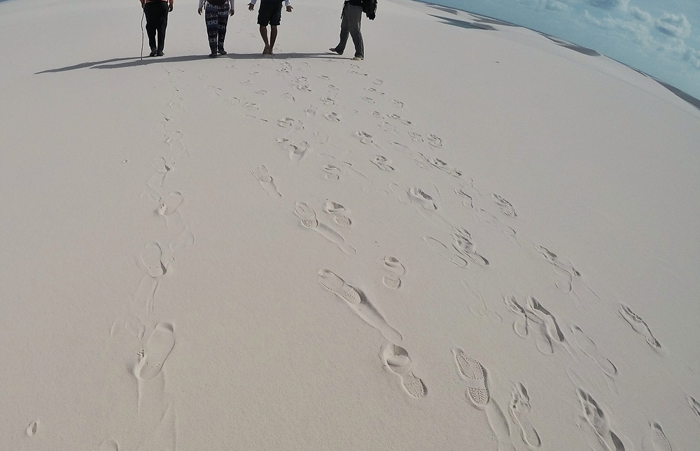 Pegadas na areia durante a trilha