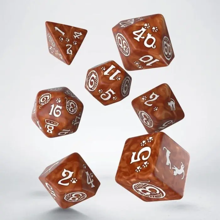 Sette dadi poliedrici marroni con numeri bianchi fluttuanti per giochi.