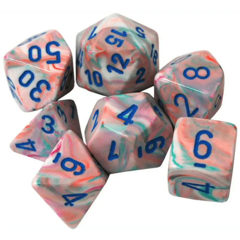 Dadi poliedrici marmorizzati rosa, blu, bianchi con numeri blu.