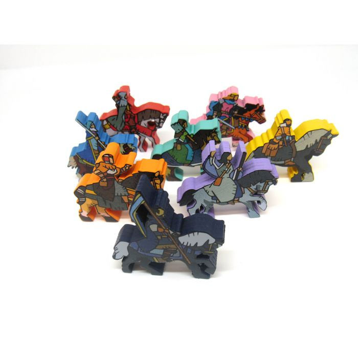 Gruppo di figurine colorate di robot e cavalieri su sfondo bianco.