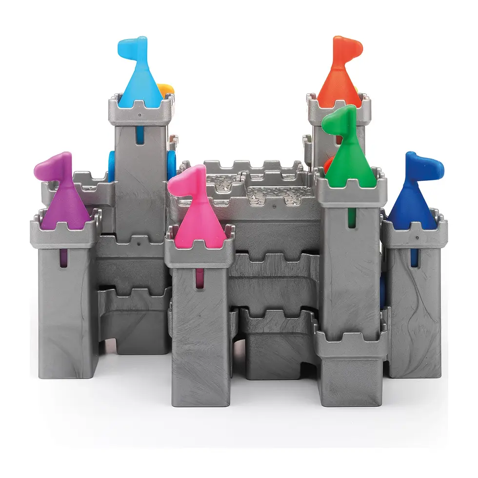 Castello giocattolo grigio con torri e bandiere colorate su sfondo bianco.