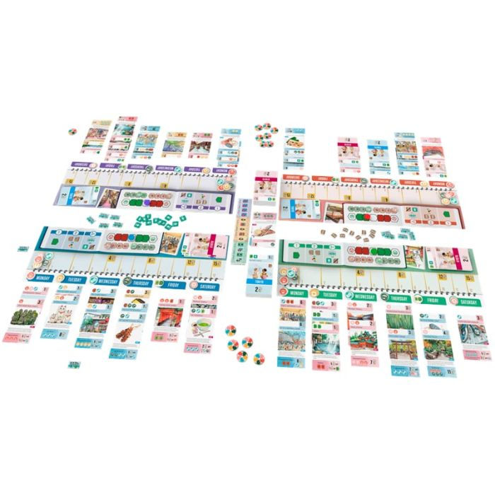 Gioco da tavolo con molte carte e pedine colorate sparse su sfondo bianco.