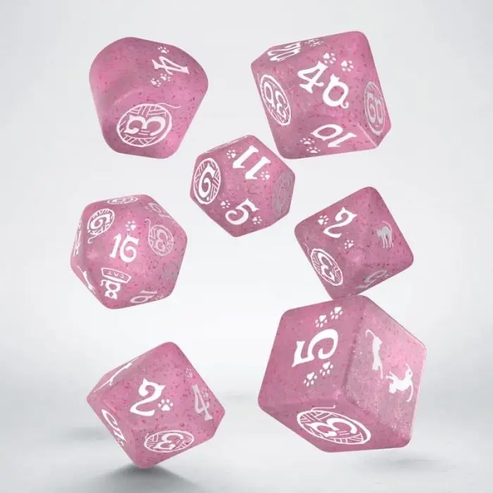 Sette dadi rosa traslucidi con numeri bianchi per giochi di ruolo.