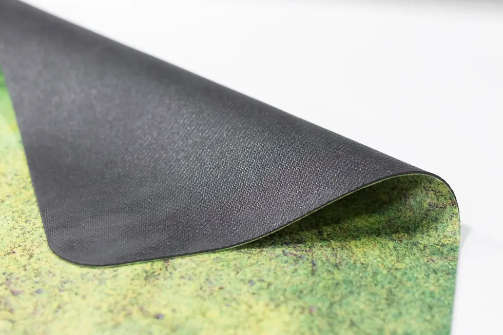 Tappetino verde-giallo con retro antiscivolo nero sollevato su sfondo bianco