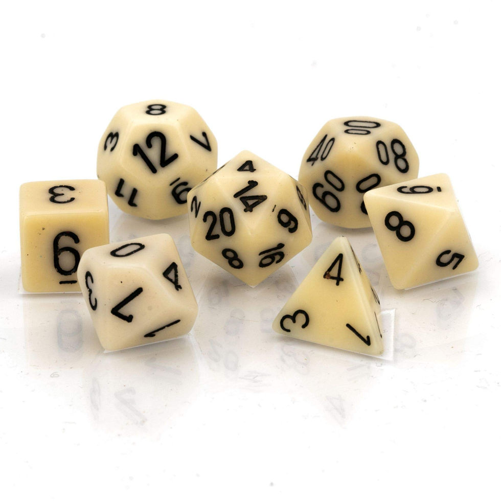 Sette dadi poliedrici color crema con numeri neri su sfondo bianco.
