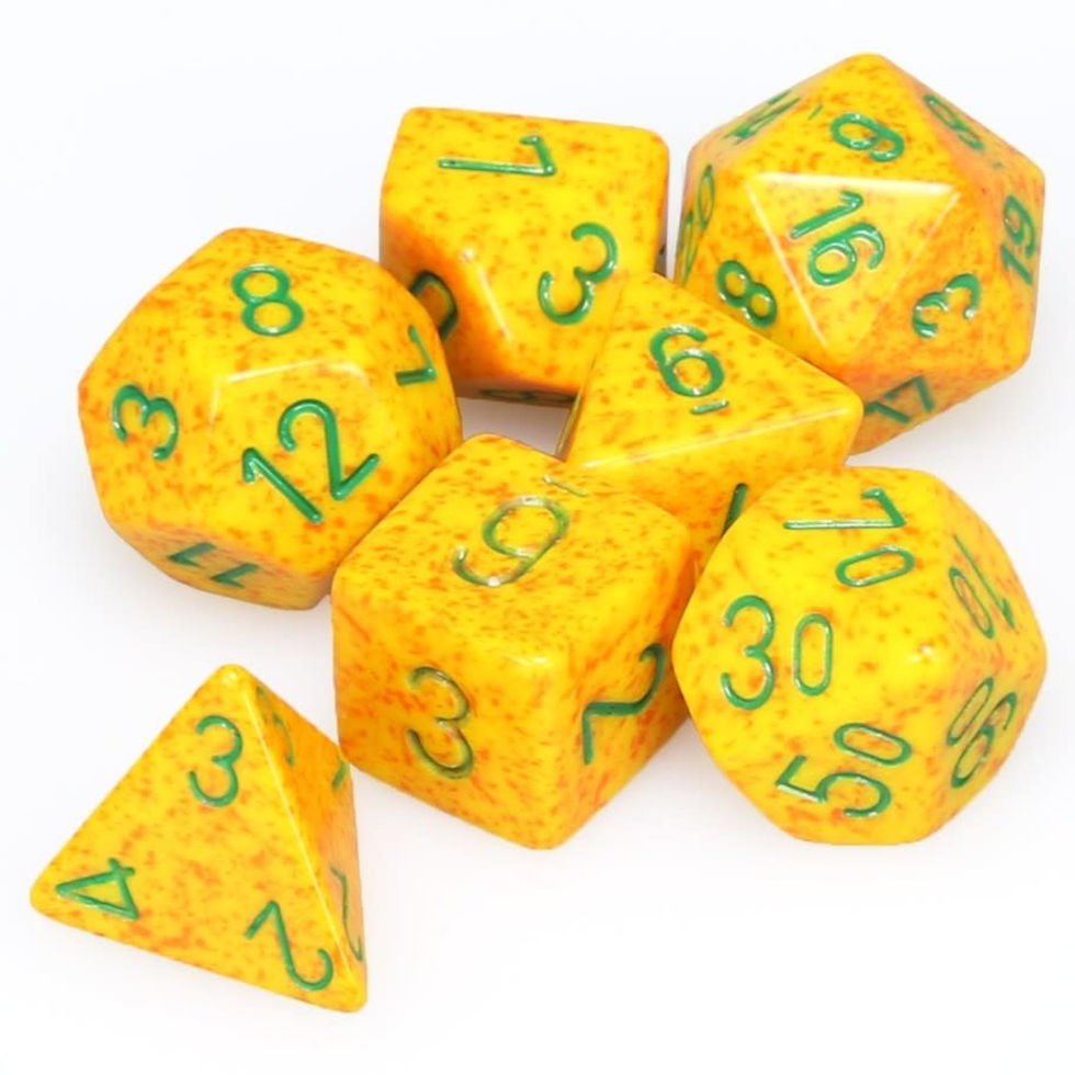 Sette dadi da gioco giallo oro con numeri verdi.