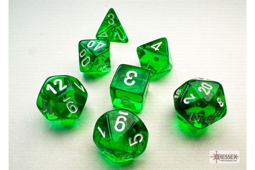 Sette dadi poliedrici trasparenti verdi con numeri per giochi di ruolo.