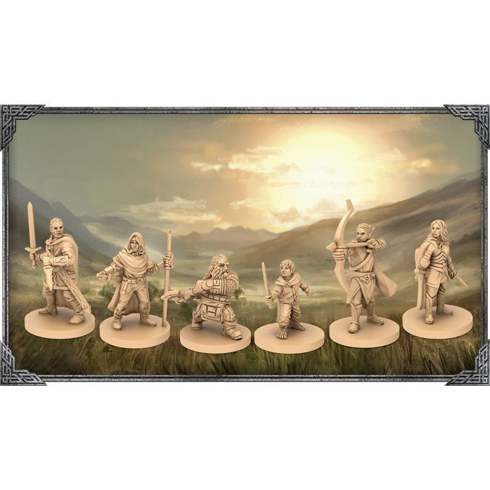 Sei miniature beige di personaggi fantasy in posa, con sfondo paesaggio.