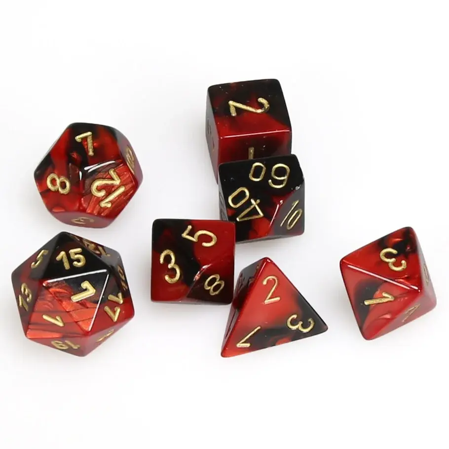 Sette dadi poliedrici rosso scuro e nero con numeri dorati.