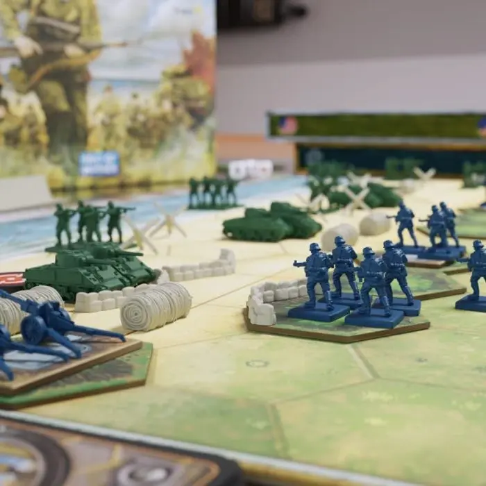 Soldatini verdi e blu su mappa di un gioco strategico da tavolo.