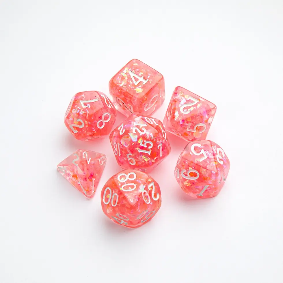 Set di dadi poliedrici glitterati rossi e rosa su sfondo bianco.