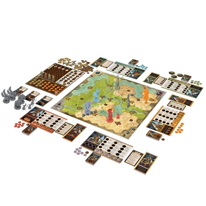 Dettagliato gioco da tavolo con mappa centrale, molte carte e pedine colorate.