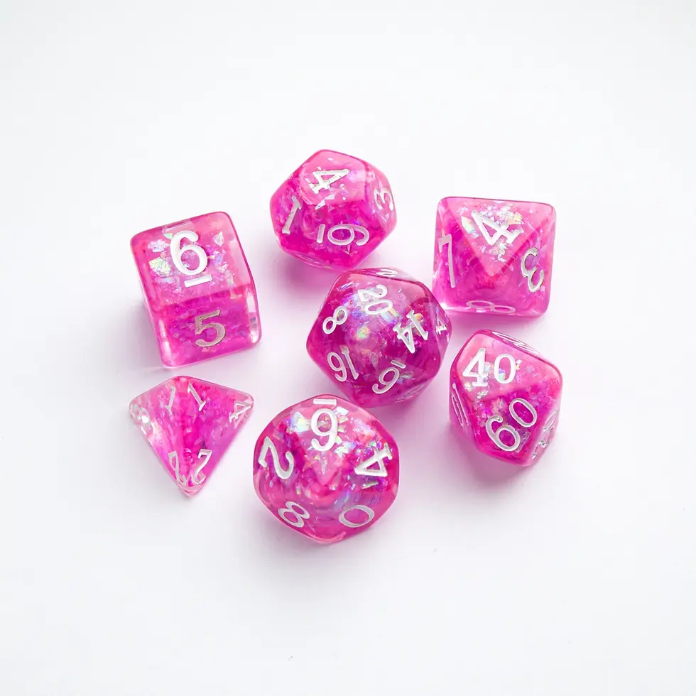 Set di dadi poliedrici rosa glitterati con numeri bianchi su sfondo bianco.