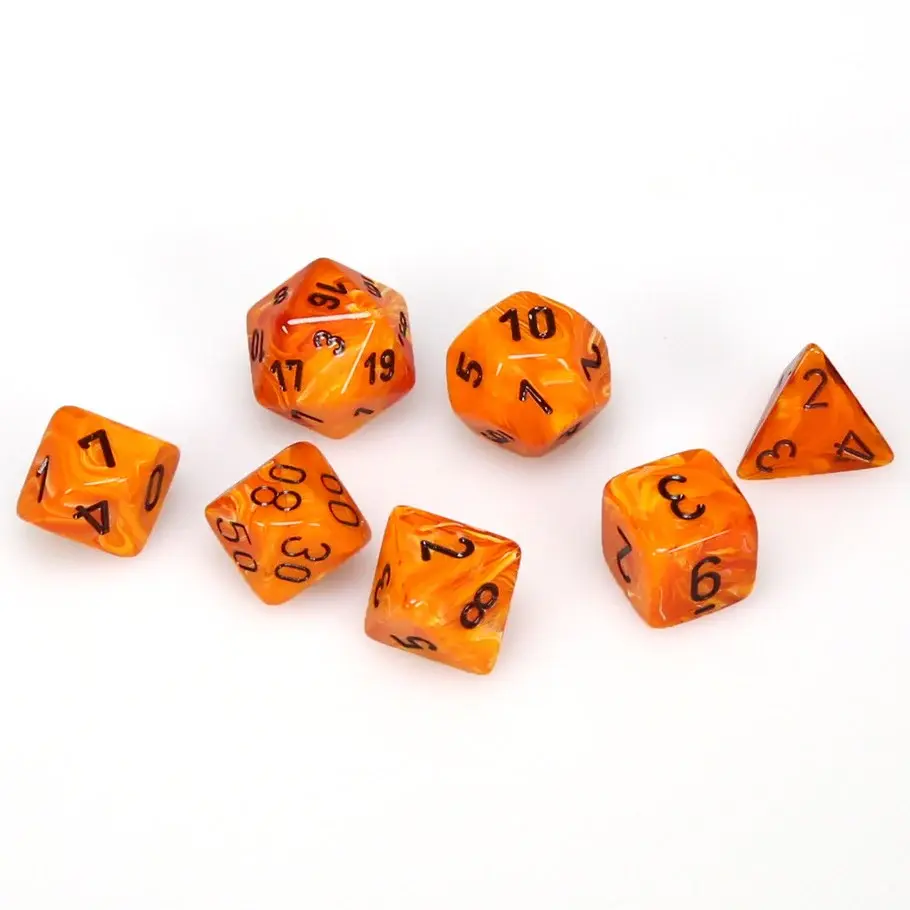 Sette dadi poliedrici arancioni con numeri neri per giochi da tavolo.