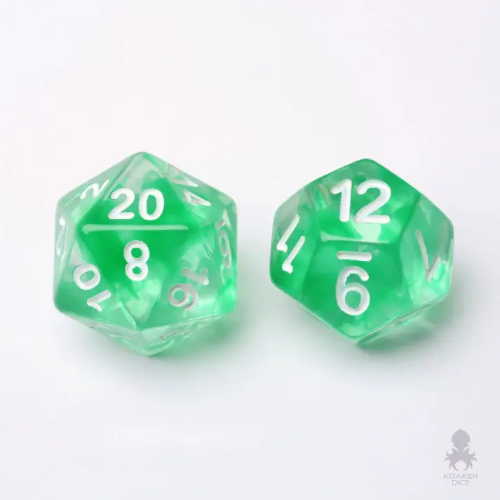 Due dadi poliedrici trasparenti verdi con numeri 20, 8, 12, 6.
