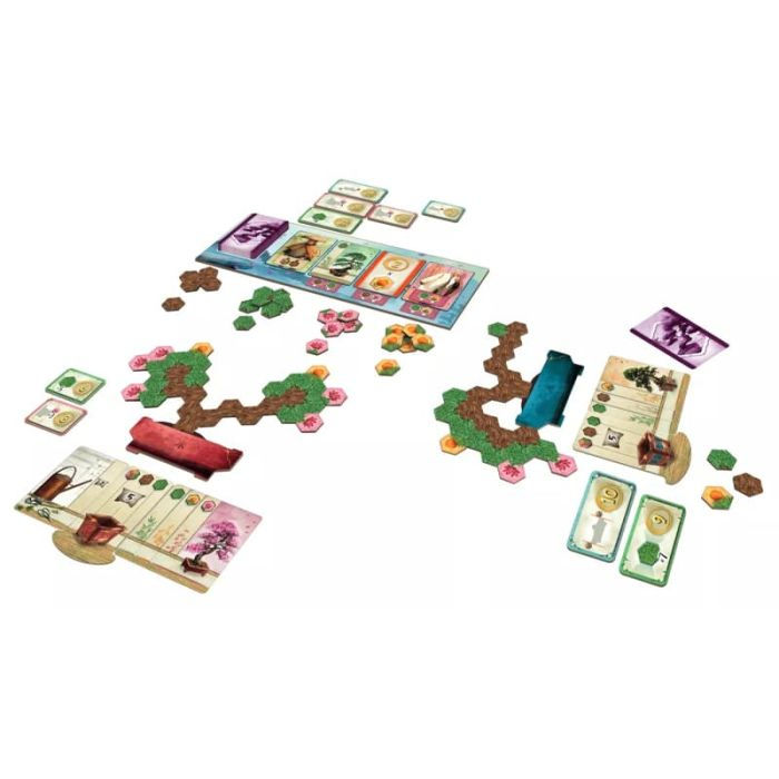 Gioco da tavolo con tessere esagonali, carte e sentieri naturali.
