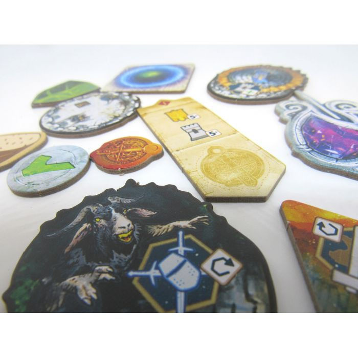 Gettoni da gioco da tavolo con illustrazioni varie e forme diverse.