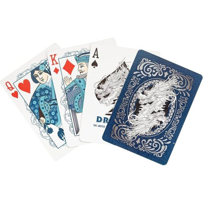 Carte da gioco eleganti con regina, re, asso, DRAGON MAGIC testuale.