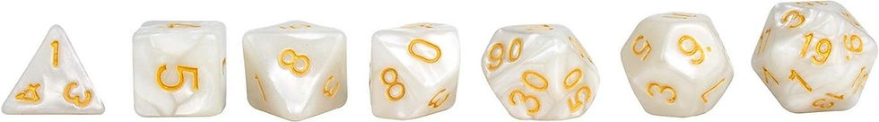 Set di dadi poliedrici bianchi con numeri dorati per giochi da tavolo.