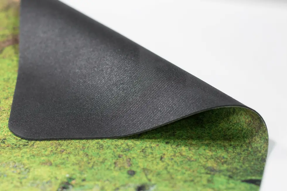 Sottofondo nero antiscivolo di un tappetino da gioco verde.