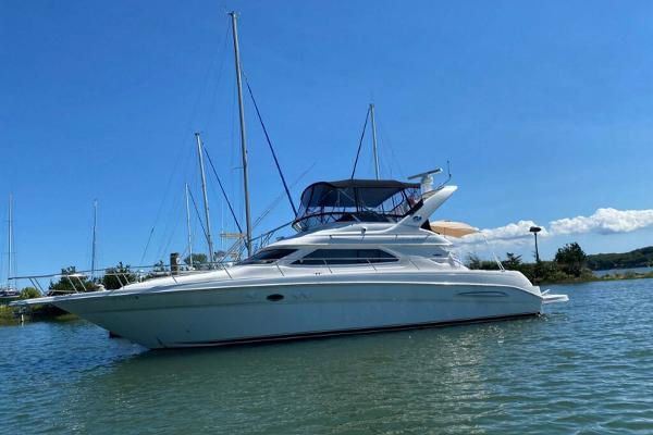 Sea Ray 450 Express Cabin