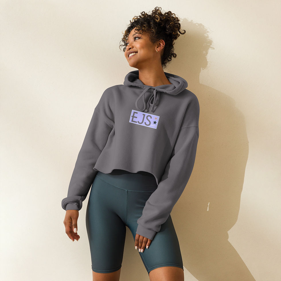 縮圖：Smiling woman wears gray "JUST" printed Crop Hoodie with dark shorts.