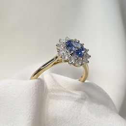 Stunning ring with jewels and diamonds