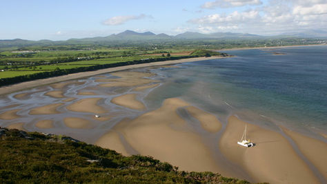 Charming little seaside village with its own beach, cosy pub, and a famous neighbour next door